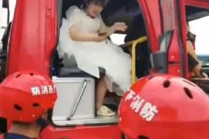 Cô dâu cưỡi xe cứu hỏa, ngồi thuyền tự chế trong ngày cưới