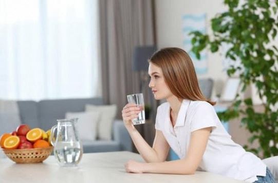 Uống nước khi bụng đói có tốt cho sức khỏe? Các chuyên gia nhắc nhở: Nếu bạn không chú ý 3 điều, thì uống nước sẽ vô ích