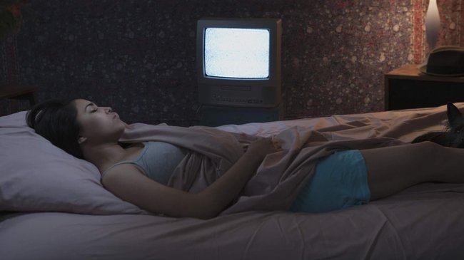 Tác hại của việc bật tivi khi ngủ