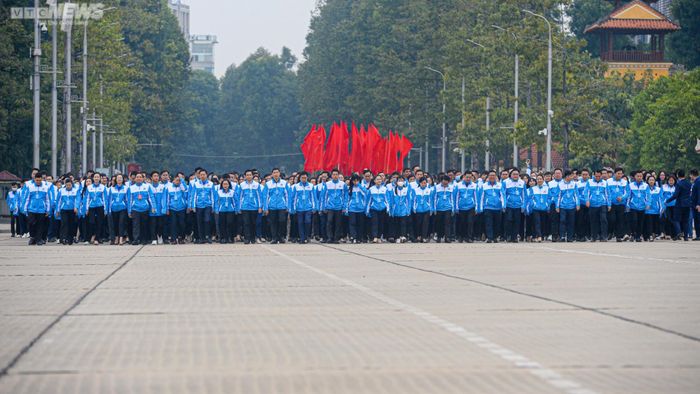 980 đại biểu Đại hội Đoàn toàn quốc vào Lăng viếng Chủ tịch Hồ Chí Minh