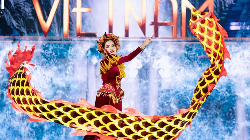 Hoa hậu Lê Hoàng Phương tỏa sáng khi diễn trang phục dân tộc