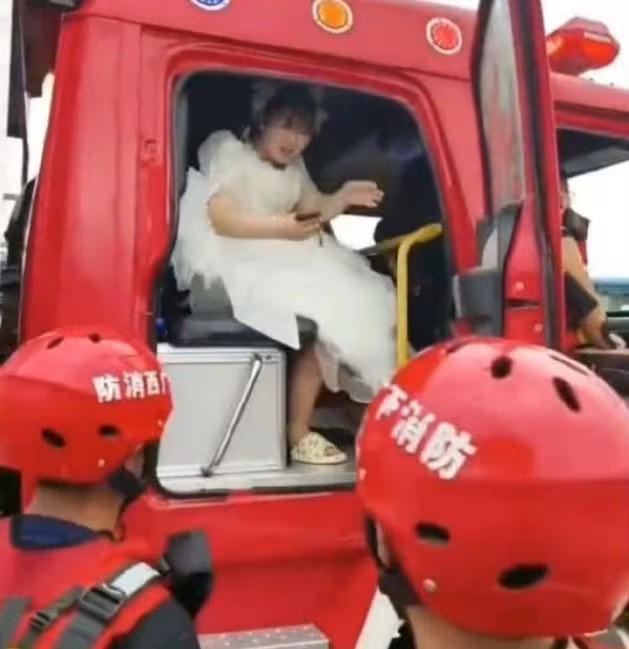 Cô dâu cưỡi xe cứu hỏa, ngồi thuyền tự chế trong ngày cưới